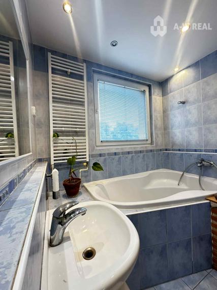 REZERVOVANÉ    PREDAJ    4 izbový byt s balkónom po čiastočnej rekonštrukcii  v kľudnej lokalite na Nám. SNP v Dunajskej Strede