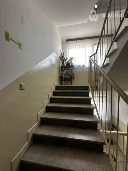 REZERVOVANÉ    PREDAJ    4 izbový byt s balkónom po čiastočnej rekonštrukcii  v kľudnej lokalite na Nám. SNP v Dunajskej Strede