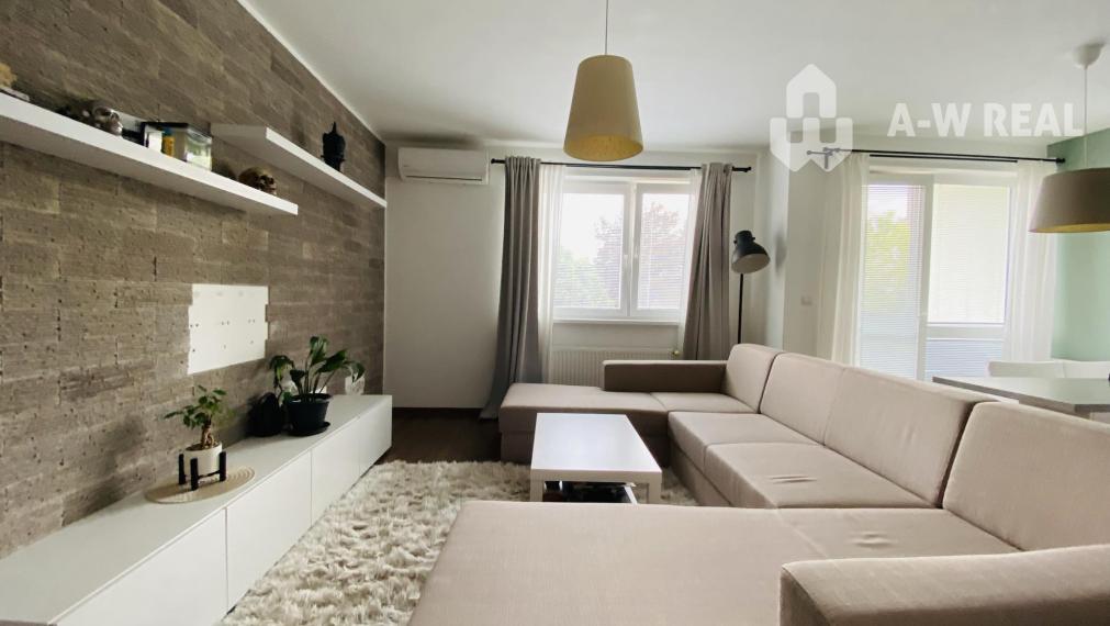 Na prenájom kompletne zariadený 3 izbový byt s 2 balkónmi, s výťahom a  s klimatizáciou na ulici Kráľa Žigmunda od 1-ého NOVEMBRA