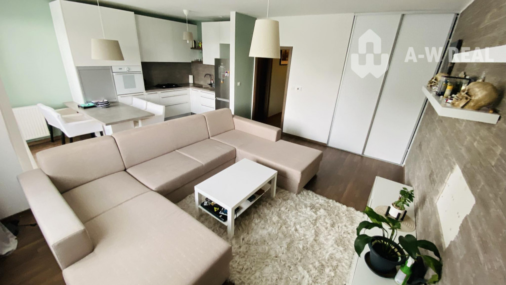 Na prenájom kompletne zariadený 3 izbový byt s 2 balkónmi, s výťahom a  s klimatizáciou na ulici Kráľa Žigmunda od 1-ého NOVEMBRA