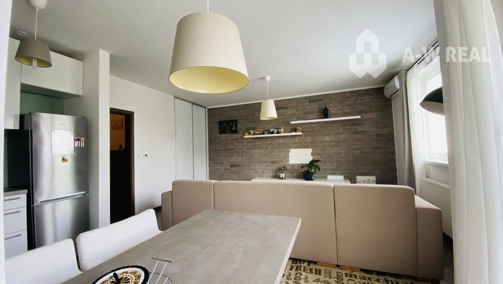 Na prenájom kompletne zariadený 3 izbový byt s 2 balkónmi, s výťahom a  s klimatizáciou na ulici Kráľa Žigmunda od 1-ého NOVEMBRA