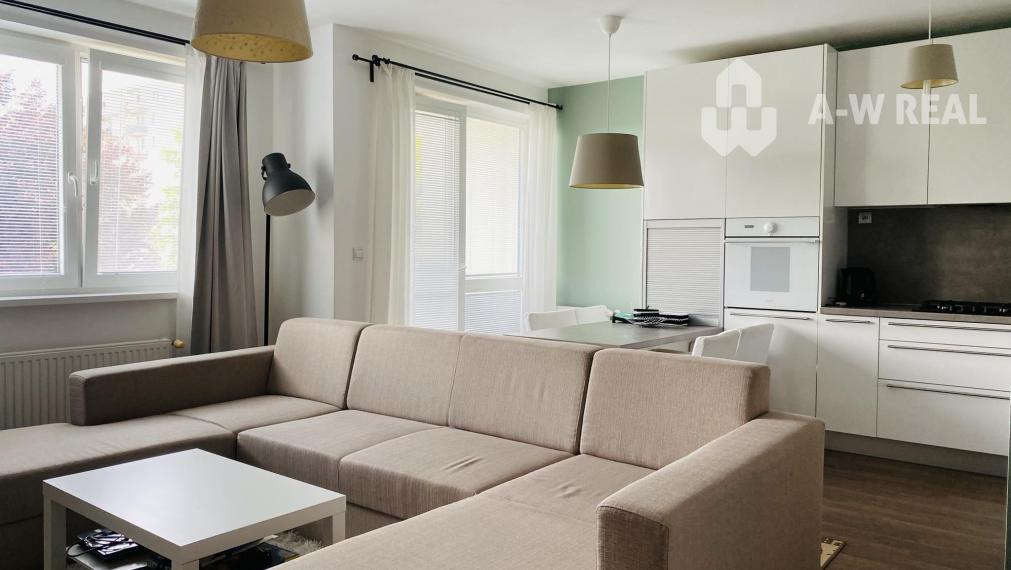 Na prenájom kompletne zariadený 3 izbový byt s 2 balkónmi, s výťahom a  s klimatizáciou na ulici Kráľa Žigmunda od 1-ého NOVEMBRA