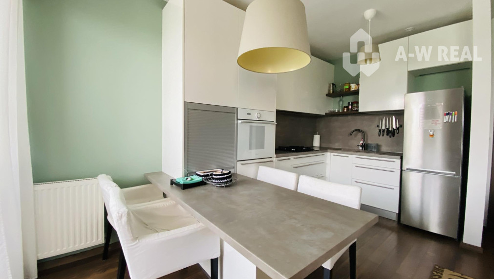 Stačí sa len nasťahovať a bývať / Na prenájom kompletne zariadený 3 izbový byt s 2 balkónmi, s výťahom a  s klimatizáciou na ulici Kráľa Žigmunda