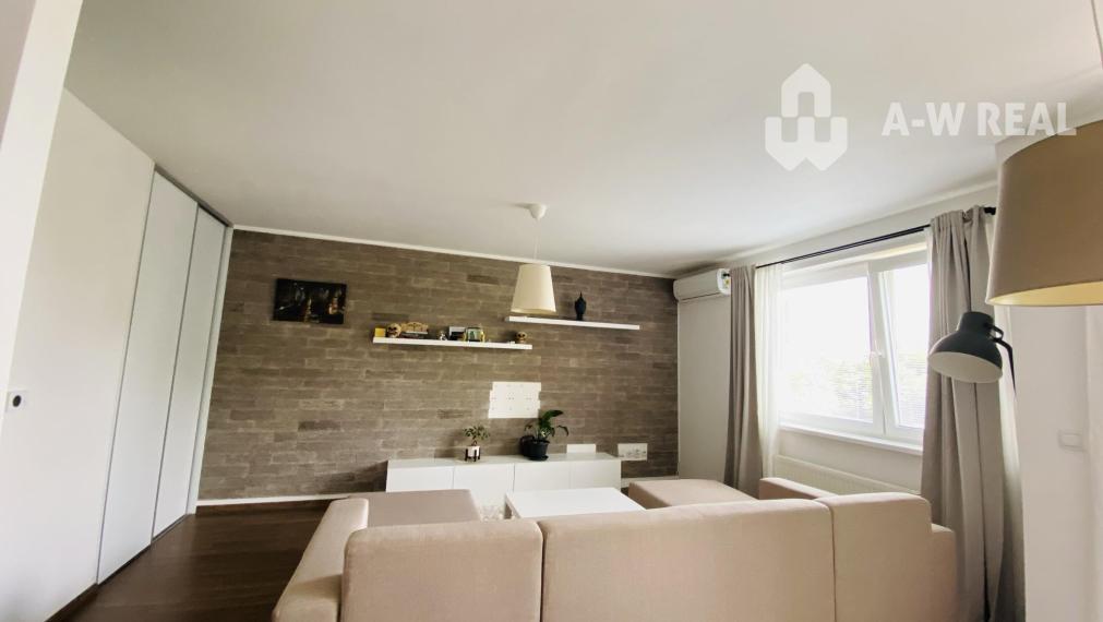 Na prenájom kompletne zariadený 3 izbový byt s 2 balkónmi, s výťahom a  s klimatizáciou na ulici Kráľa Žigmunda od 1-ého NOVEMBRA