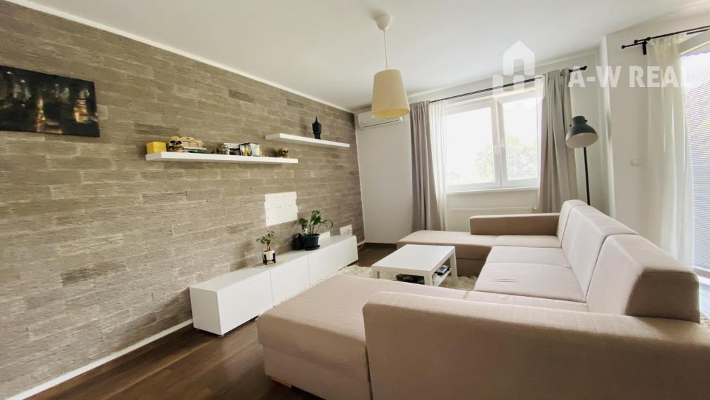 Na prenájom kompletne zariadený 3 izbový byt s 2 balkónmi, s výťahom a  s klimatizáciou na ulici Kráľa Žigmunda od 1-ého NOVEMBRA