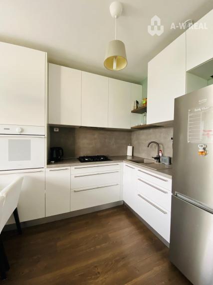 Na prenájom kompletne zariadený 3 izbový byt s 2 balkónmi, s výťahom a  s klimatizáciou na ulici Kráľa Žigmunda od 1-ého NOVEMBRA