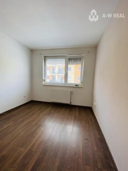 Na prenájom kompletne zariadený 3 izbový byt s 2 balkónmi, s výťahom a  s klimatizáciou na ulici Kráľa Žigmunda od 1-ého NOVEMBRA