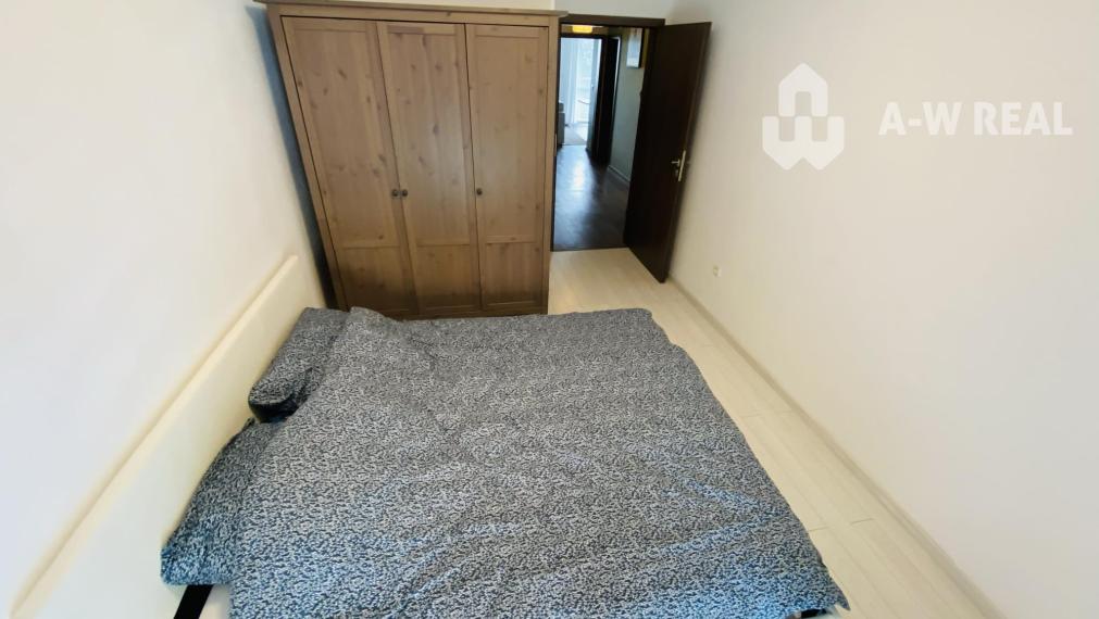 Na prenájom kompletne zariadený 3 izbový byt s 2 balkónmi, s výťahom a  s klimatizáciou na ulici Kráľa Žigmunda od 1-ého NOVEMBRA