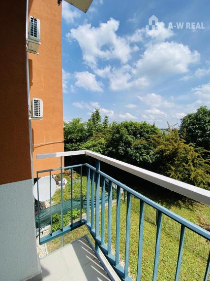 Na prenájom kompletne zariadený 3 izbový byt s 2 balkónmi, s výťahom a  s klimatizáciou na ulici Kráľa Žigmunda od 1-ého NOVEMBRA