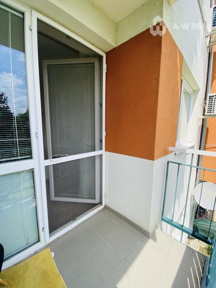 Na prenájom kompletne zariadený 3 izbový byt s 2 balkónmi, s výťahom a  s klimatizáciou na ulici Kráľa Žigmunda od 1-ého NOVEMBRA