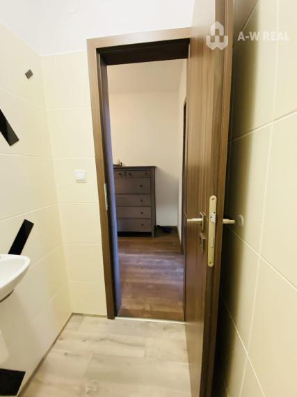 Na prenájom kompletne zariadený 3 izbový byt s 2 balkónmi, s výťahom a  s klimatizáciou na ulici Kráľa Žigmunda od 1-ého NOVEMBRA