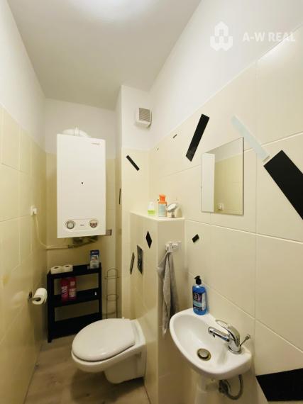 Na prenájom kompletne zariadený 3 izbový byt s 2 balkónmi, s výťahom a  s klimatizáciou na ulici Kráľa Žigmunda od 1-ého NOVEMBRA