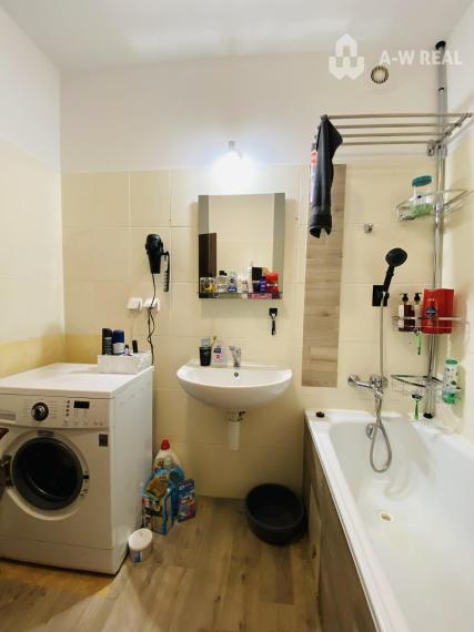 Na prenájom kompletne zariadený 3 izbový byt s 2 balkónmi, s výťahom a  s klimatizáciou na ulici Kráľa Žigmunda od 1-ého NOVEMBRA