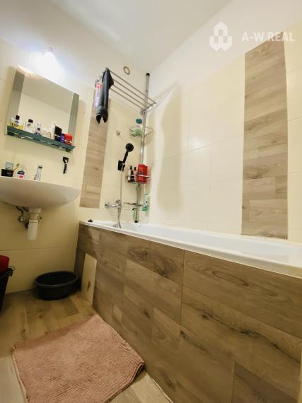 Na prenájom kompletne zariadený 3 izbový byt s 2 balkónmi, s výťahom a  s klimatizáciou na ulici Kráľa Žigmunda od 1-ého NOVEMBRA