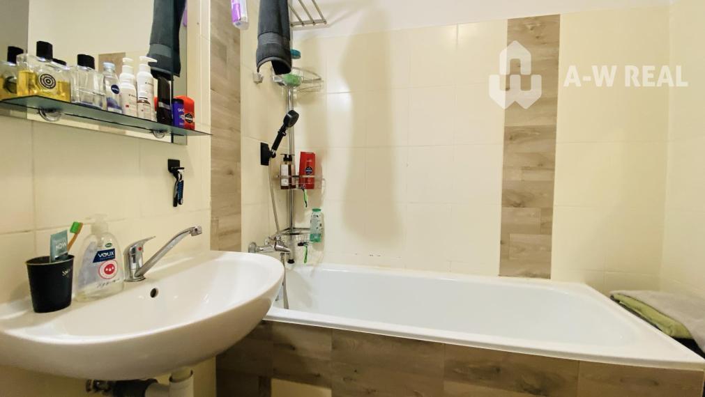 Na prenájom kompletne zariadený 3 izbový byt s 2 balkónmi, s výťahom a  s klimatizáciou na ulici Kráľa Žigmunda od 1-ého NOVEMBRA