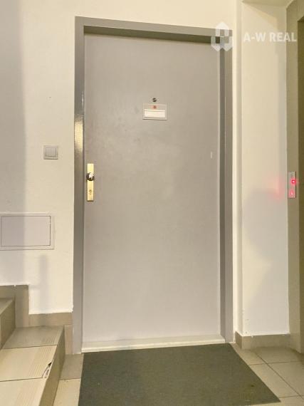 Na prenájom kompletne zariadený 3 izbový byt s 2 balkónmi, s výťahom a  s klimatizáciou na ulici Kráľa Žigmunda od 1-ého NOVEMBRA