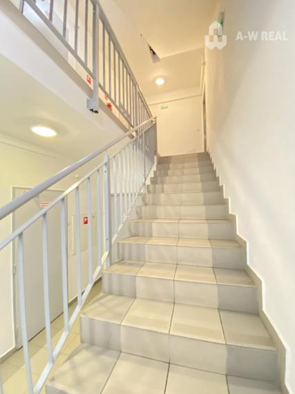 Na prenájom kompletne zariadený 3 izbový byt s 2 balkónmi, s výťahom a  s klimatizáciou na ulici Kráľa Žigmunda od 1-ého NOVEMBRA