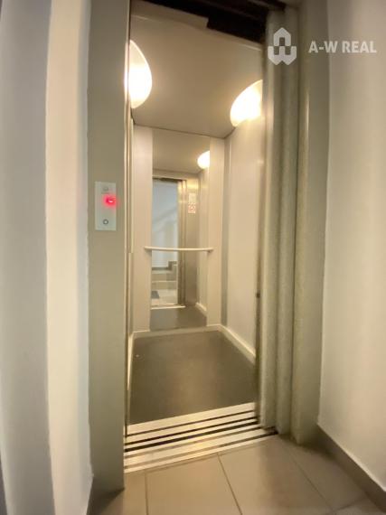 Na prenájom kompletne zariadený 3 izbový byt s 2 balkónmi, s výťahom a  s klimatizáciou na ulici Kráľa Žigmunda od 1-ého NOVEMBRA