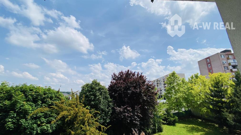 Na prenájom kompletne zariadený 3 izbový byt s 2 balkónmi, s výťahom a  s klimatizáciou na ulici Kráľa Žigmunda od 1-ého NOVEMBRA