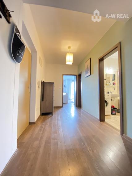 Na prenájom kompletne zariadený 3 izbový byt s 2 balkónmi, s výťahom a  s klimatizáciou na ulici Kráľa Žigmunda od 1-ého NOVEMBRA