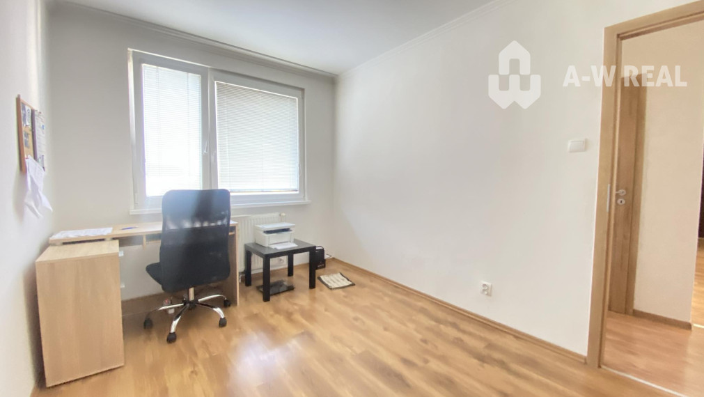 Na prenájom kompletne zariadený 3 izbový byt na Nám. SNP v Dunajskej Strede