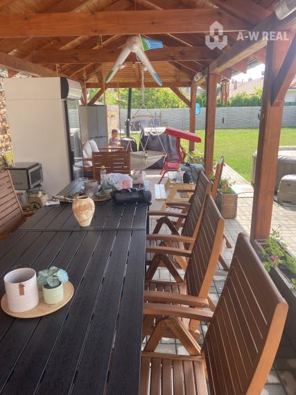 Skvelá ponuka!!! Na predaj 2,5-izbový rodinný dom v Dunajskej Strede, krásny veľký pozemok 748 m2, 2x garáž, nový altánok (100 m od Nemocnice)