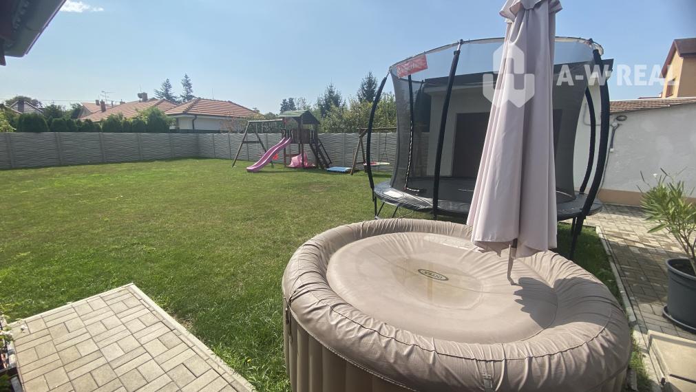 Skvelá ponuka!!! Na predaj 2,5-izbový rodinný dom v Dunajskej Strede, krásny veľký pozemok 748 m2, 2x garáž, nový altánok (100 m od Nemocnice)