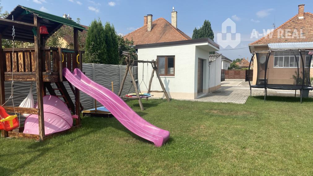 Skvelá ponuka!!! Na predaj 2,5-izbový rodinný dom v Dunajskej Strede, krásny veľký pozemok 748 m2, 2x garáž, nový altánok (100 m od Nemocnice)