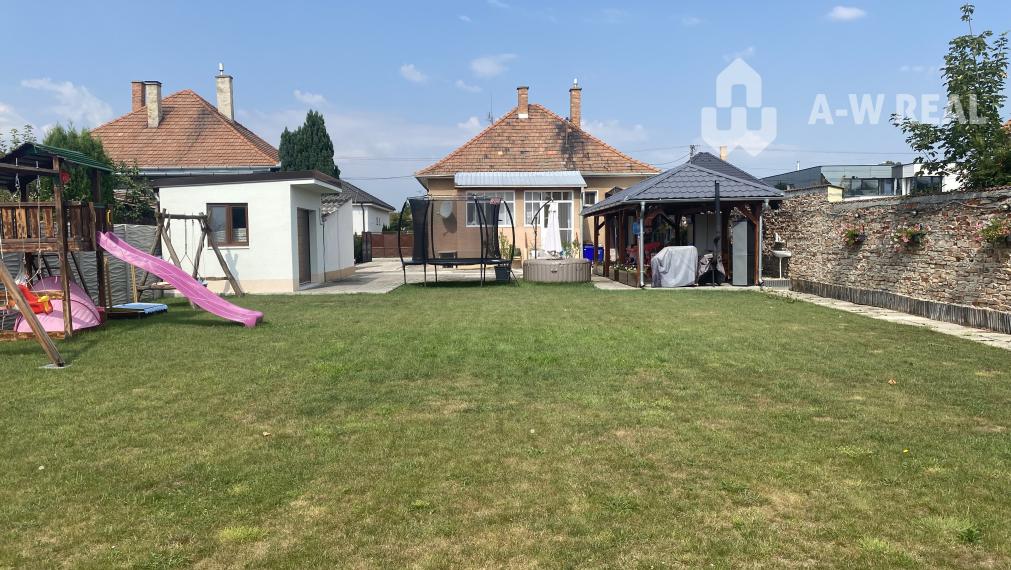 Skvelá ponuka!!! Na predaj 2,5-izbový rodinný dom v Dunajskej Strede, krásny veľký pozemok 748 m2, 2x garáž, nový altánok (100 m od Nemocnice)