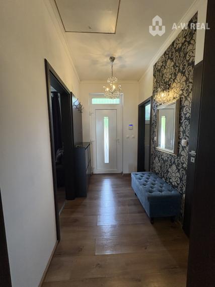 Skvelá ponuka! Krásny, príjemný 3-izbový rodinný dom so skrytou terasou na predaj, záhradný domček + altánok