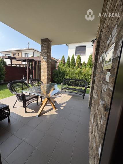 Skvelá ponuka! Krásny, príjemný 3-izbový rodinný dom so skrytou terasou na predaj, záhradný domček + altánok