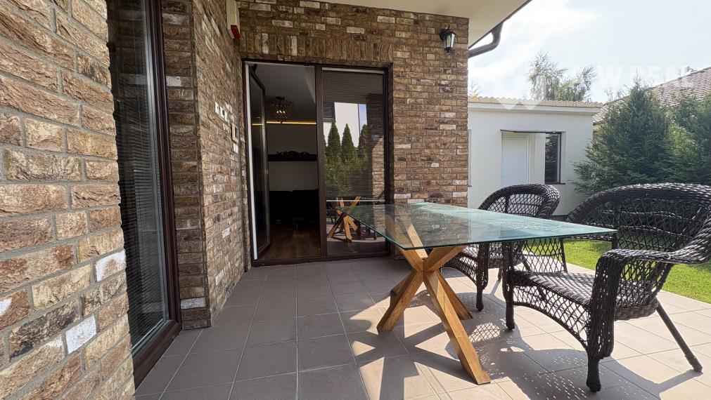 Skvelá ponuka! Krásny, príjemný 3-izbový rodinný dom so skrytou terasou na predaj, záhradný domček + altánok