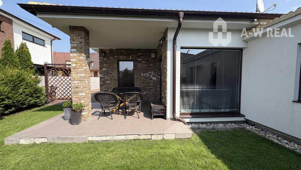 Skvelá ponuka! Krásny, príjemný 3-izbový rodinný dom so skrytou terasou na predaj, záhradný domček + altánok