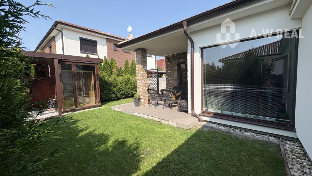 Skvelá ponuka! Krásny, príjemný 3-izbový rodinný dom so skrytou terasou na predaj, záhradný domček + altánok