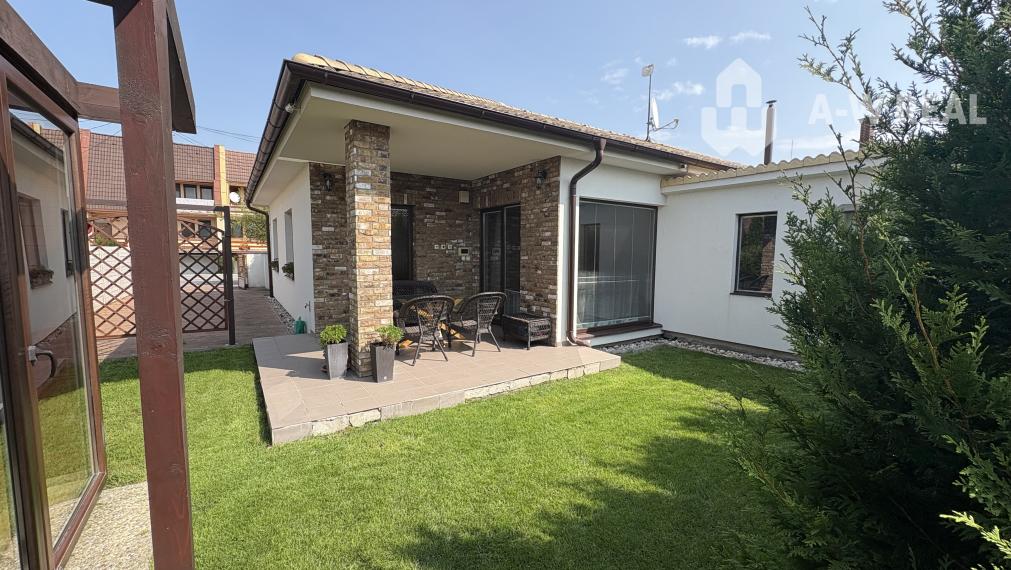 Skvelá ponuka! Krásny, príjemný 3-izbový rodinný dom so skrytou terasou na predaj, záhradný domček + altánok