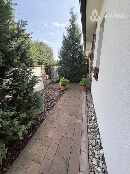 Skvelá ponuka! Krásny, príjemný 3-izbový rodinný dom so skrytou terasou na predaj, záhradný domček + altánok