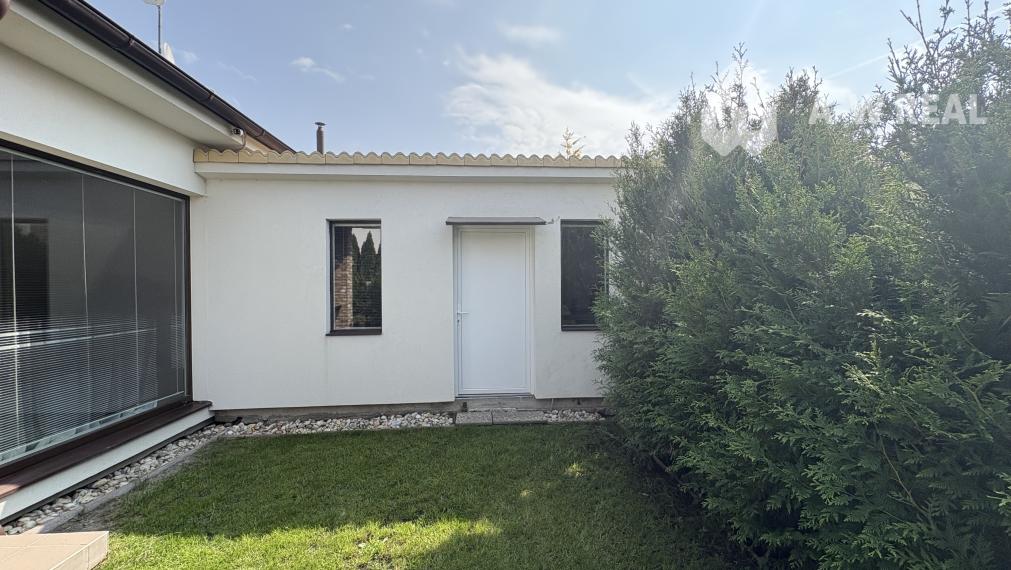 Skvelá ponuka! Krásny, príjemný 3-izbový rodinný dom so skrytou terasou na predaj, záhradný domček + altánok