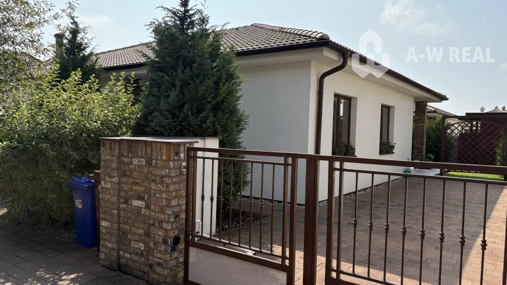 Skvelá ponuka! Krásny, príjemný 3-izbový rodinný dom so skrytou terasou na predaj, záhradný domček + altánok