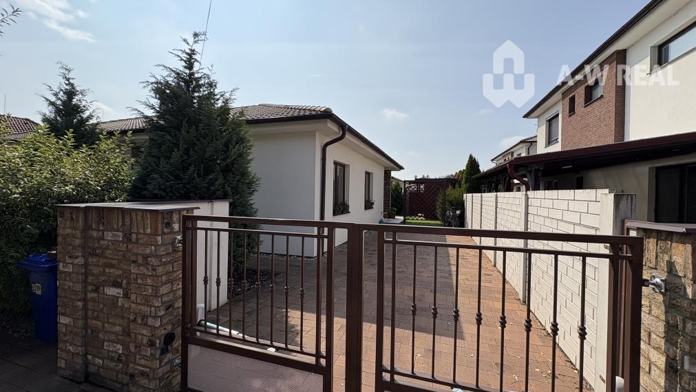 Skvelá ponuka! Krásny, príjemný 3-izbový rodinný dom so skrytou terasou na predaj, záhradný domček + altánok