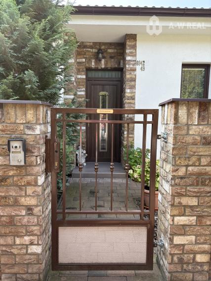 Skvelá ponuka! Krásny, príjemný 3-izbový rodinný dom so skrytou terasou na predaj, záhradný domček + altánok