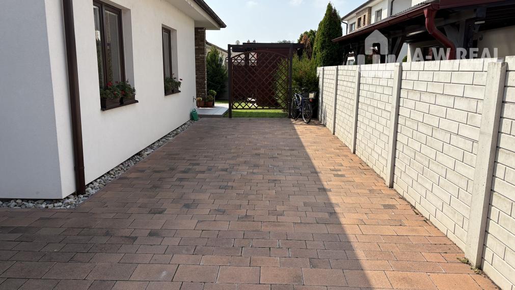 Skvelá ponuka! Krásny, príjemný 3-izbový rodinný dom so skrytou terasou na predaj, záhradný domček + altánok