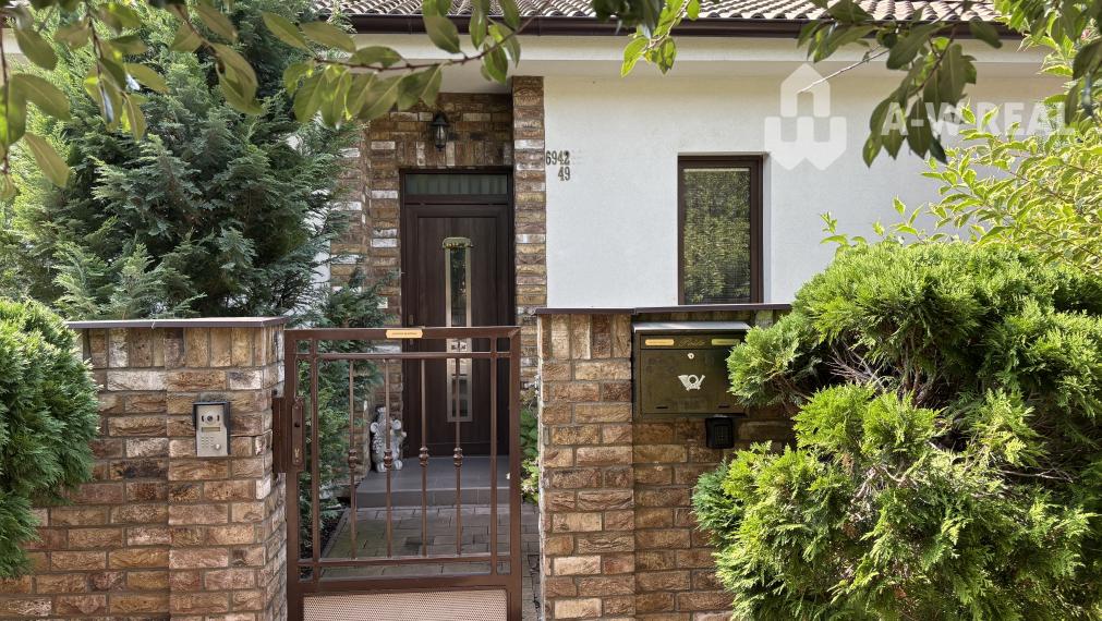 Skvelá ponuka! Krásny, príjemný 3-izbový rodinný dom so skrytou terasou na predaj, záhradný domček + altánok