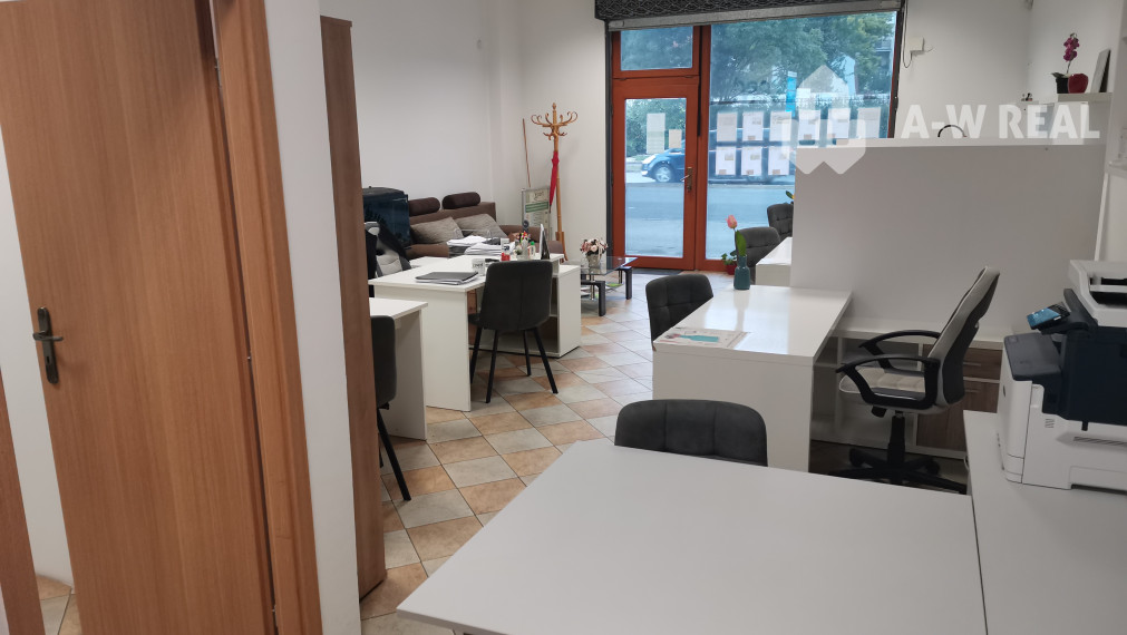 Ponúkame Vám na prenájom obchodný priestor - kanceláriu v DS