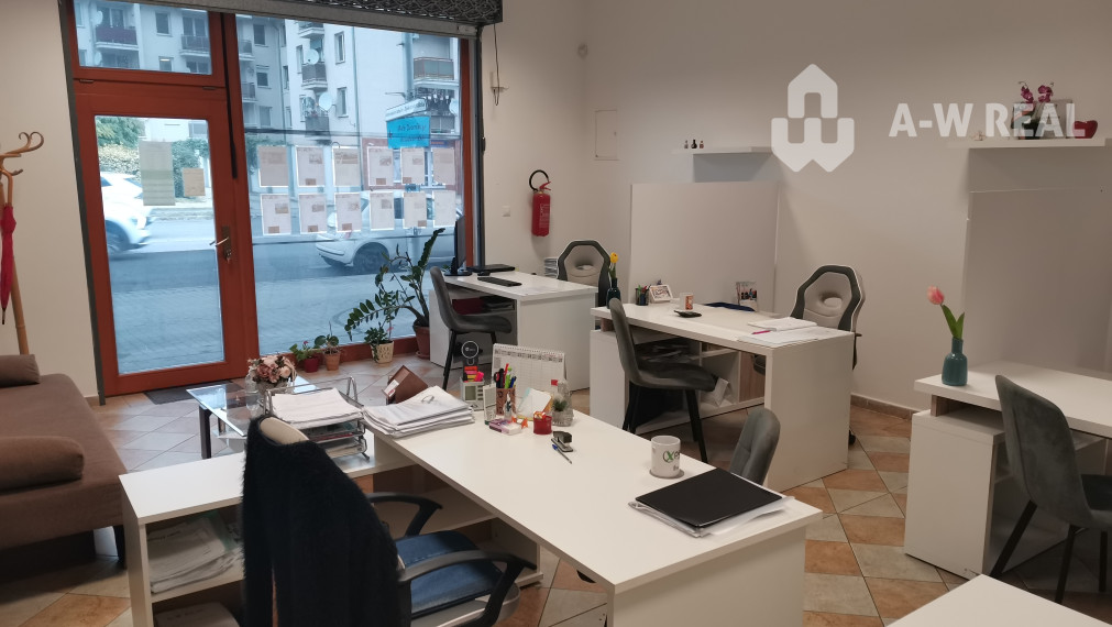 Ponúkame Vám na prenájom obchodný priestor - kanceláriu v DS