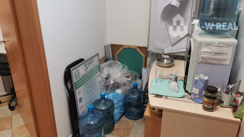 Ponúkame Vám na prenájom obchodný priestor - kanceláriu v DS