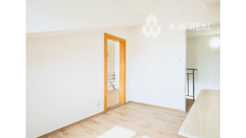 Viacúčelová budova v severnej časti mesta.