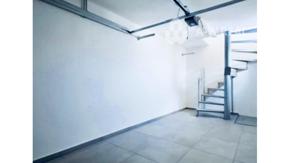 Viacúčelová budova v severnej časti mesta.