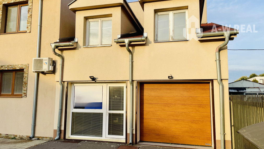 Viacúčelová budova v severnej časti mesta.