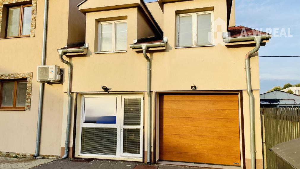 Viacúčelová budova v severnej časti mesta.