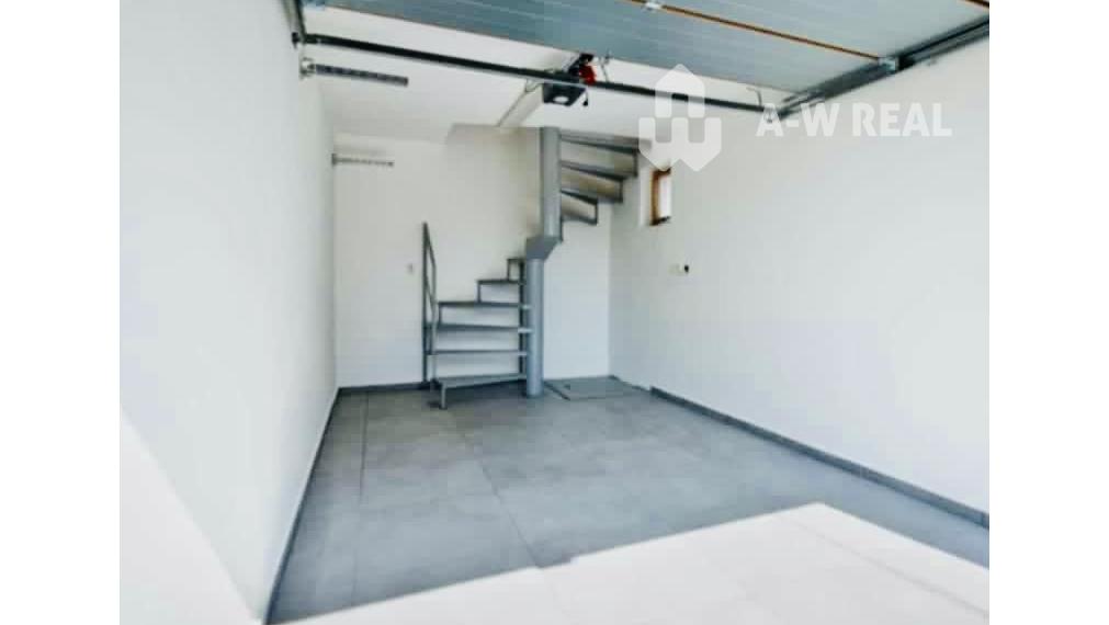 Viacúčelová budova v severnej časti mesta.